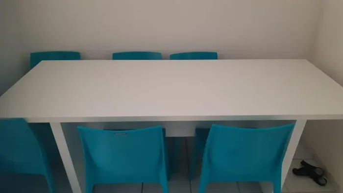 Mesa grande com 6 cafeiras