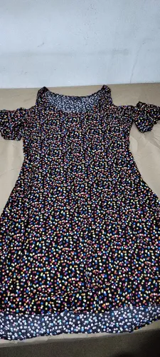 Vestido de bolinhas ombros à mostra Marisa 