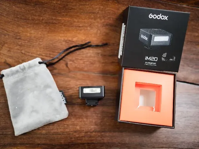 Flash Godox iM20 compacto - praticamente novo, com caixa