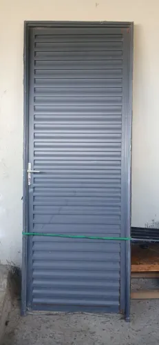 PORTA ALUMINIO de 80 DIRETA EM BOM ESTADO DE CONSERVAÇÃO