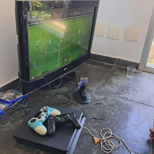 PS4 Slim 1 TB + 2 controles, 5 jogos + TV LG 42 Polegadas