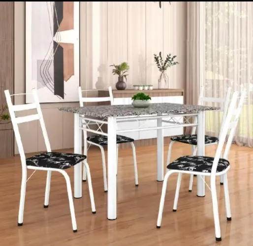 Vendo mesa. Está sem as cadeiras 