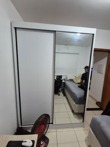Guarda roupa de MDF branco com espelho