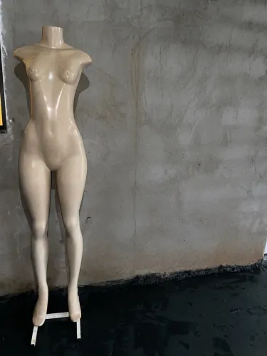 Maniquin feminino com suporte