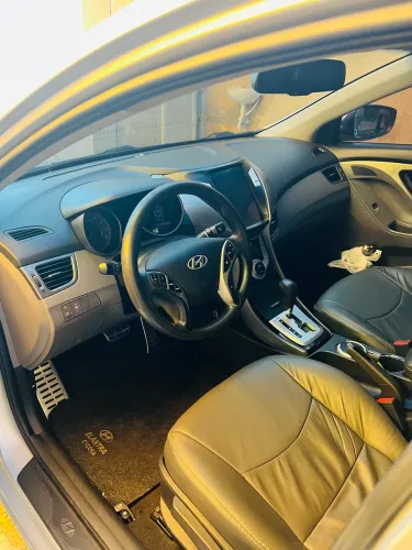 Hyundai Elantra GLS 1.8 16V Aut. 2013