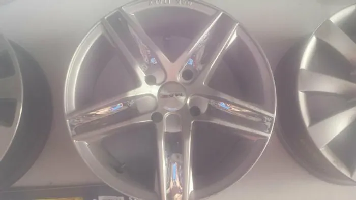 Roda aro 15 TSW Variant Prata com aplik cromado Peugeot 4X108 jogo novo