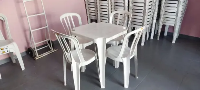 Vendo Mesas e Cadeiras de plástico de Fábrica Novas