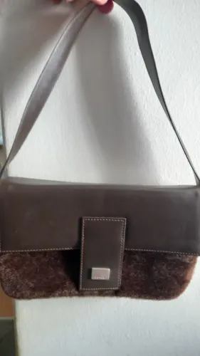 Bolsa feminina pequena marrom em couro.