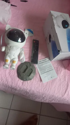 Vendo luminária astronauta muito bonita