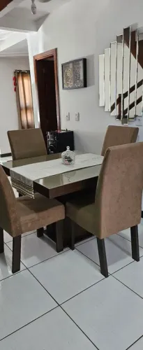 Conjunto de Mesa e Cadeiras de Jantar