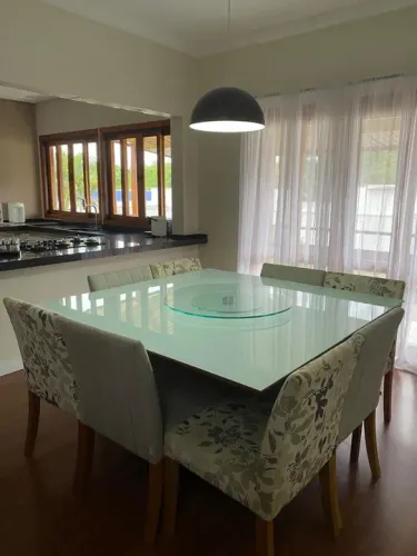 Mesa Quadrada com 8 lugares em Madeira Maciça