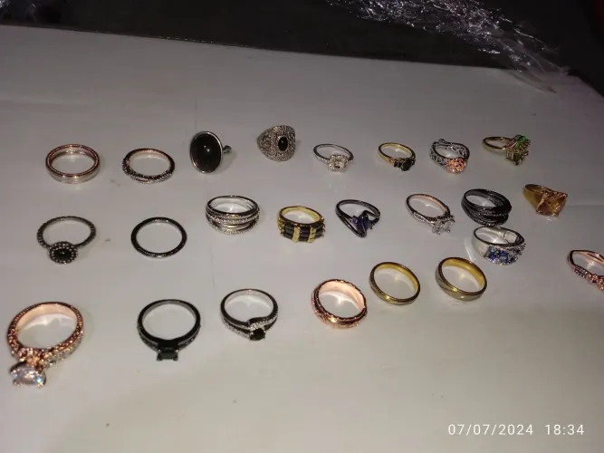 Anéis femininos. Bijuterias de ótima qualidade. 24 unidades diferentes.
