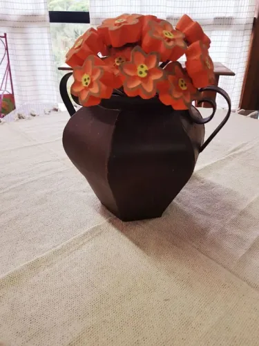 Vaso decorativo em latao com flores em madeira