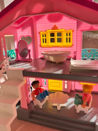 Casinha de Bonecas com Móveis e Personagens