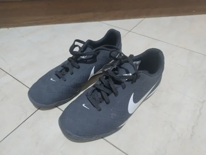 Chuteira Nike de Futsal - Tamanho 37