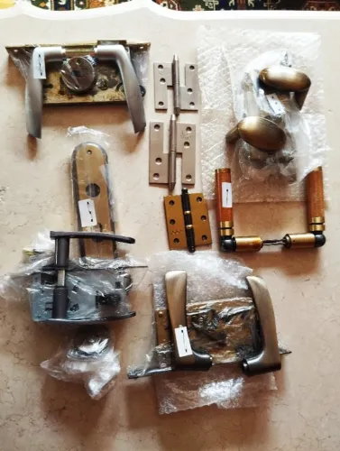 Fechaduras, dobradiças e maçanetas.