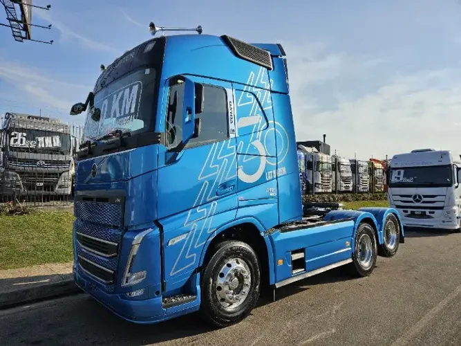 Volvo FH 460 6x2 Globetrotter Ano 25 0km Pronta Entrega Suspensão Mola Farol led Geladeira