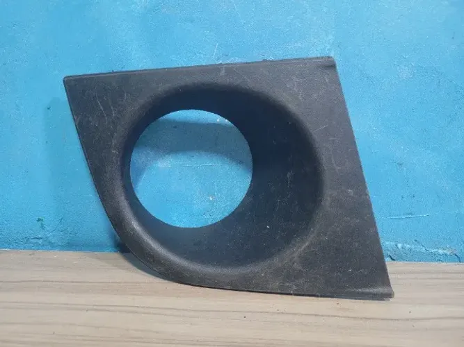 Moldura do Farol de Milha Direito Nissan Tiida 2008 a 2013