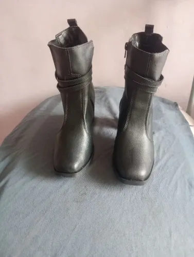 Bota de couro preta n° 36, fabricada no Brasil,muito linda.