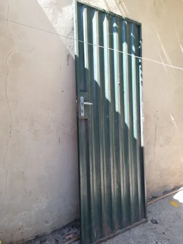 Porta de Aço com Design Ondulado