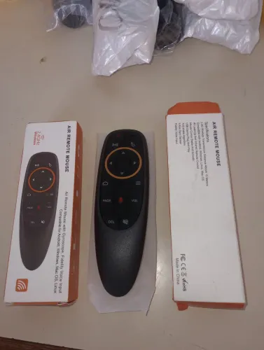 Controle para TV e retroprojetor com mouse e comando de voz.
