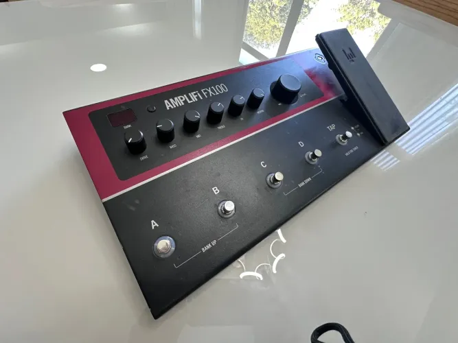 Pedaleira Line 6 AMPLIFi FX100