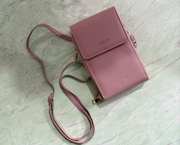 Bolsa transversal pequena com porta cartões e dinheiro embutido