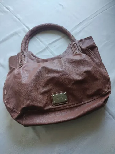 Bolsa de ombro em couro.