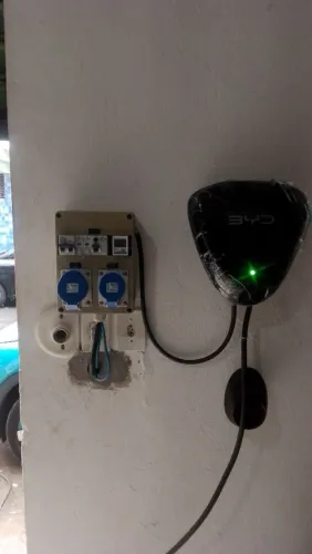 Instalação de carregador de bateria para carro elétrico 
