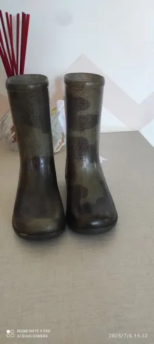 Bota infantil camuflada.