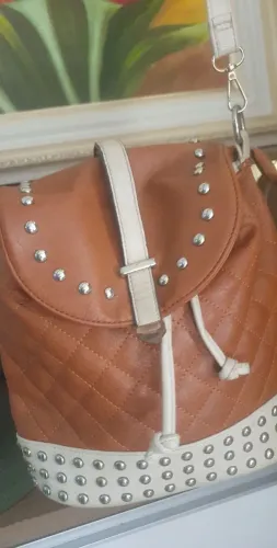 Mochila estilosa com detalhes em tachas