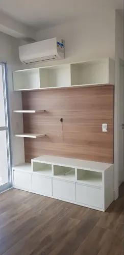 Painel de TV Planejado com Prateleiras e Armários