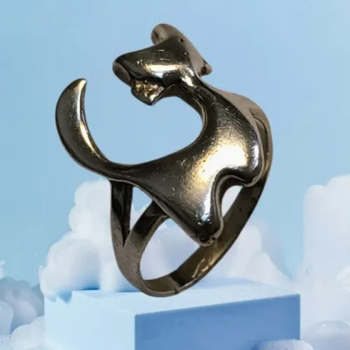 Anel de prata polida, em forma de gato