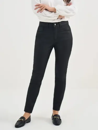 Calça skinny preta sarja resinada
