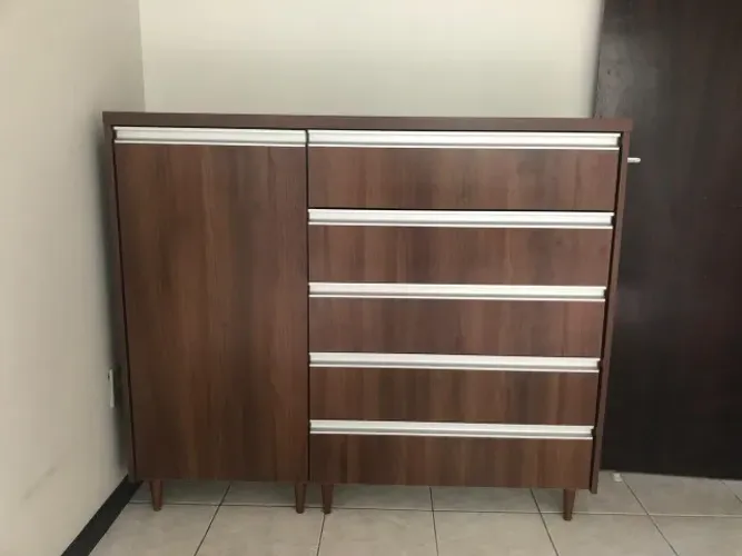 Cômoda com gavetas
