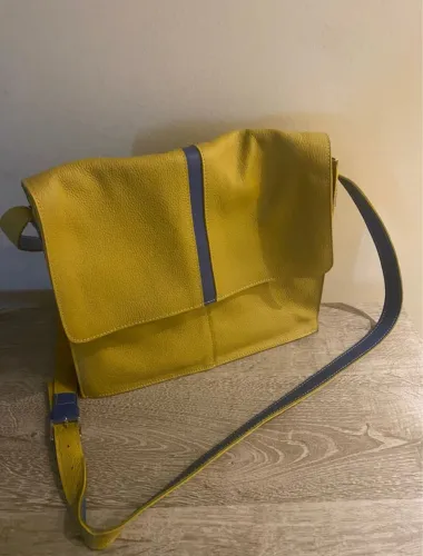 bolsa m leve couro - mostarda/azul soulier - seminova alt 25cm x larg 32cm x prof 10,5cm