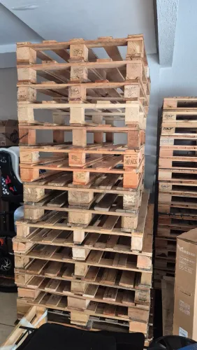 Pallets seminovos, medida 1.20 por 0.80, é 1.10 por 1.20 entregamos com taxa de entrega. 