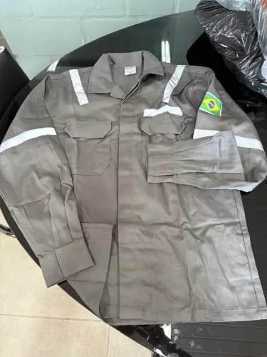 Uniforme de Trabalho com Faixas Refletivas e Bandeira do Brasil