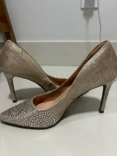 Sapatos Avida de salto dourados com brilho 