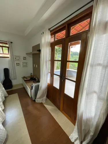 VENDO LINDA CASA COM TERRENO EM SANTA TERESA