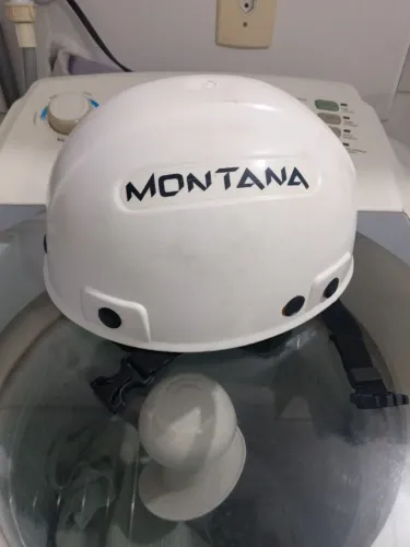 Capacete de proteção com ajuste de jugular.