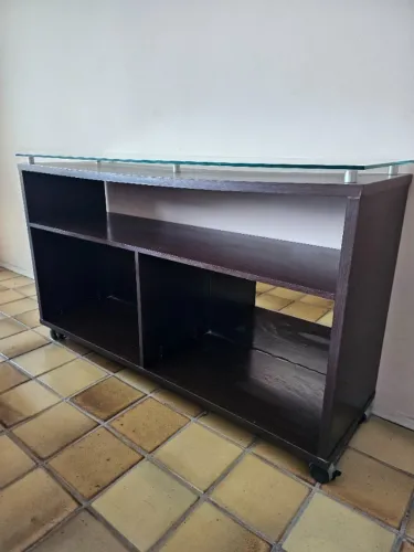 Aparador com rodízios, espelho e vidro. Usado