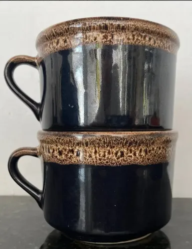 Canecas de Cerâmica com Detalhes Rústicos Sem Pires.