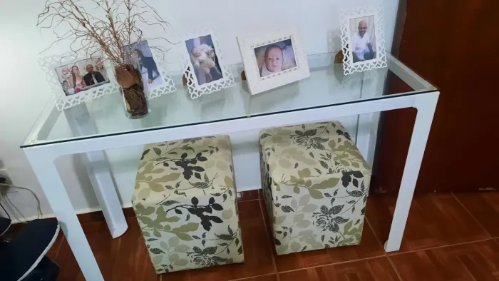 Aparador branco com tampo de vidro