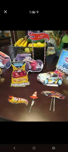 Kit ( Hot Wheels)com decoração de mesa, painel decorativo e topo de bolo 14 pçs