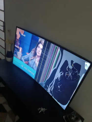 Tv Samsung 49 polegadas retirar pecas tela curva Samsung funciona meia tela trincada 