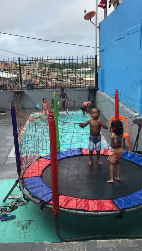 Espaco para eventos com piscina  e cozinha 
