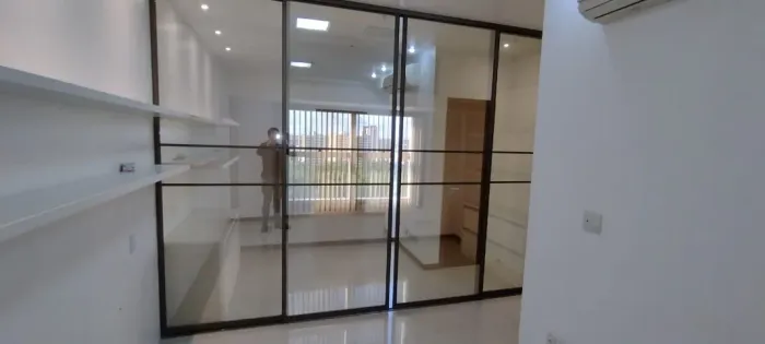 Alugo Sala com 28 M2 no Sky Platinum !