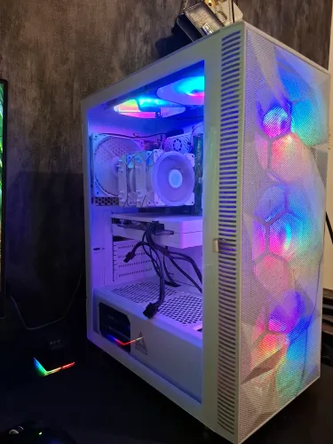 Pc gamer completo, com 2 monitores e dois braços articulados