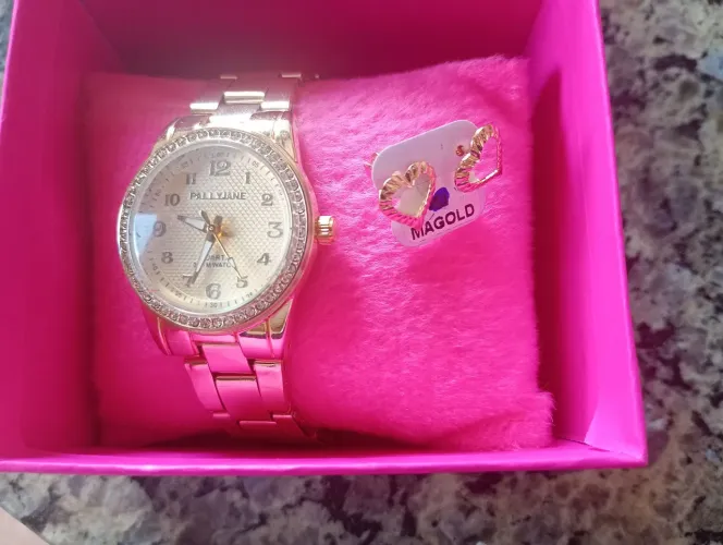 Belo relógio e um brinco da Magold 